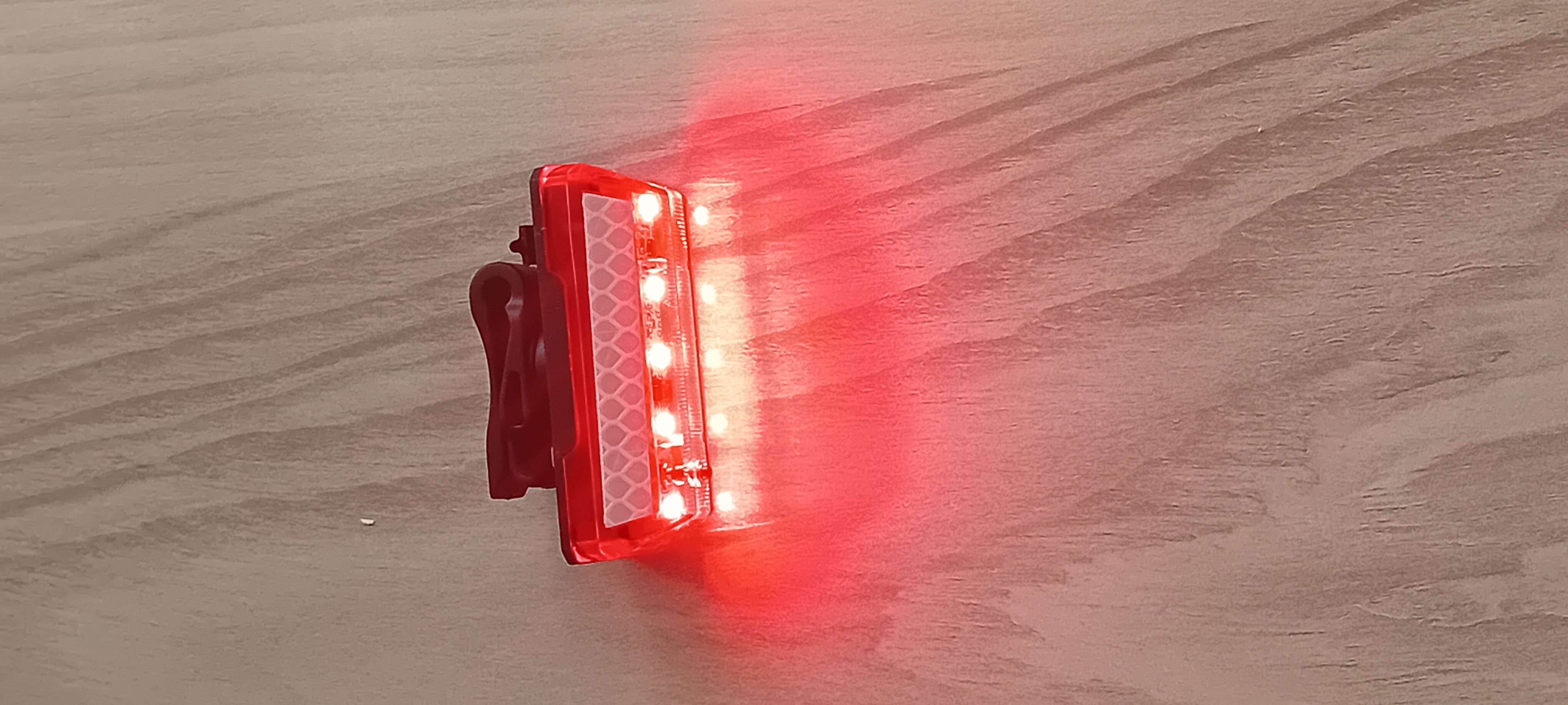 چراغ خطر شارژی دوچرخه ۳۶۰ درجه LED NQY-097